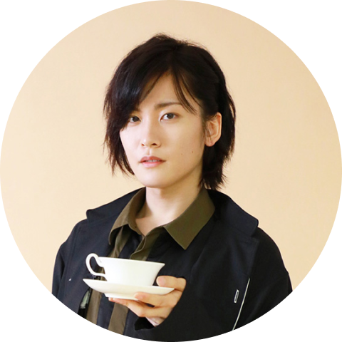 永塚拓馬さんがティーカップを持っている写真